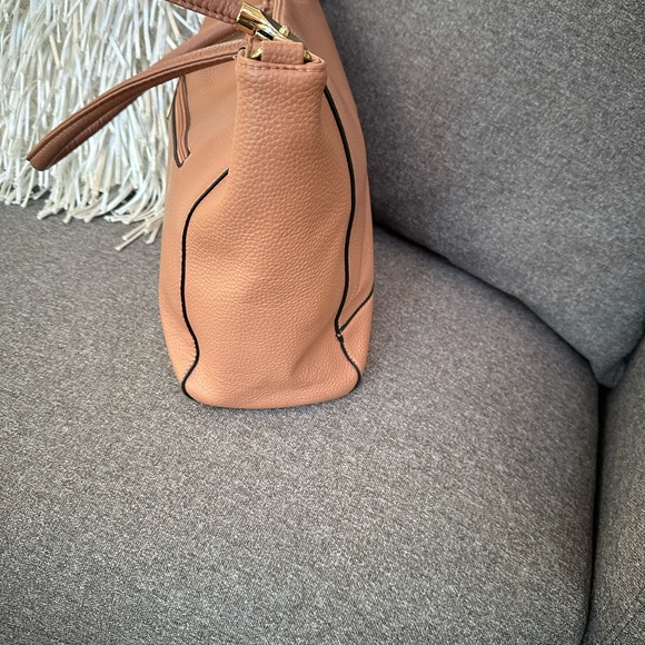 Elegant Tan Leather Tote Bag - Picture 4 of 7